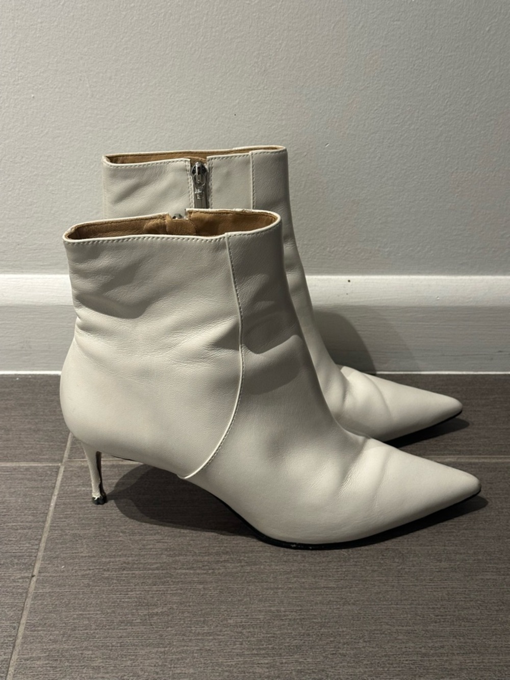 Shutz Pointed White Leather Ankle Booties with Side Zip Size 10